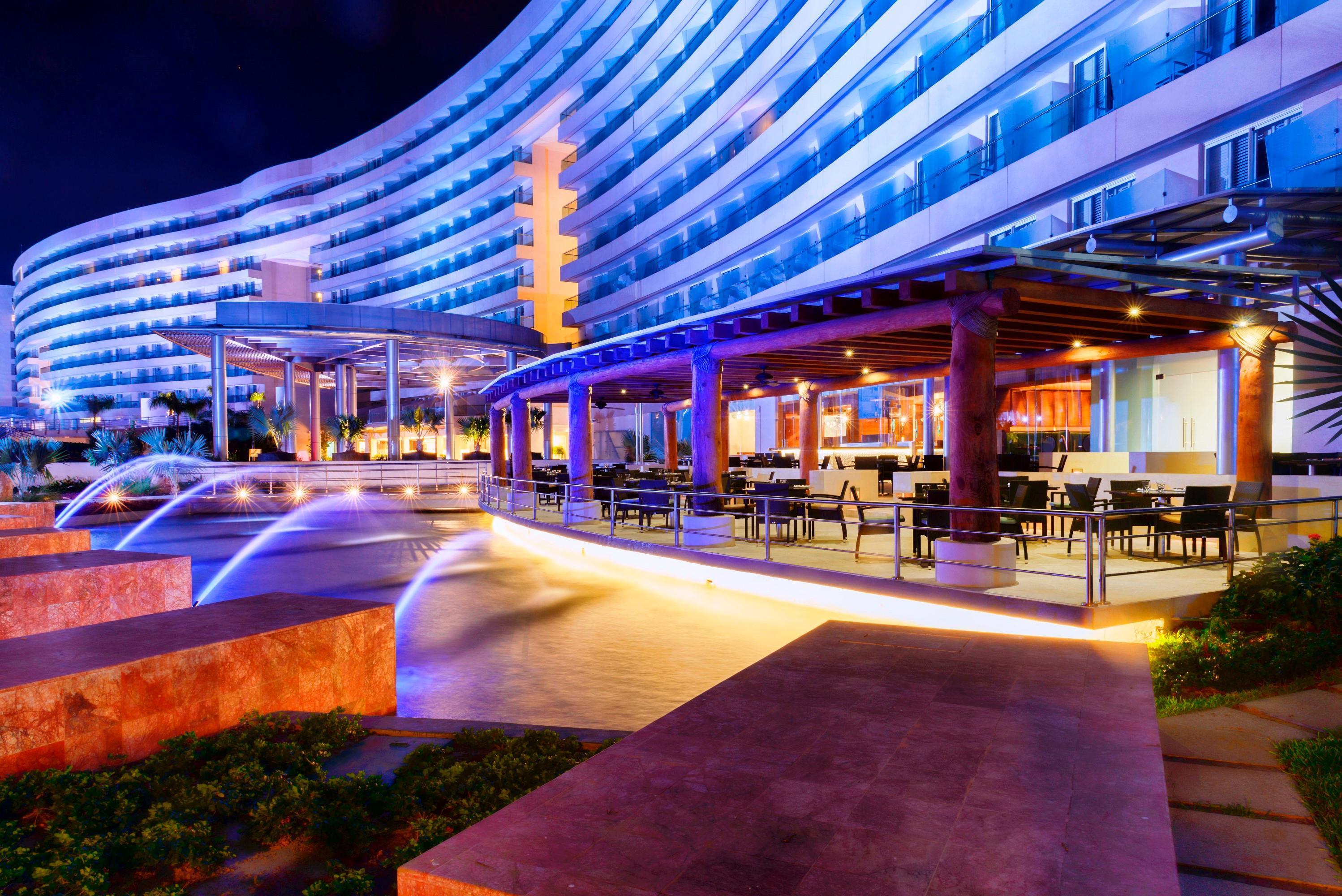 Palacio Mundo Imperial Riviera Diamante Acapulco Ngoại thất bức ảnh The resort at night
