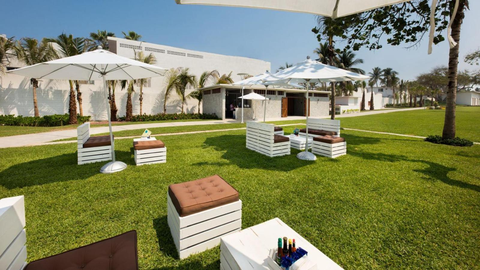 Palacio Mundo Imperial Riviera Diamante Acapulco Ngoại thất bức ảnh The lawn at the Jumeirah Beach Hotel